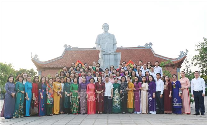Phó Chủ tịch Quốc hội Nguyễn Thị Thanh cùng đoàn đại biểu chụp ảnh lưu niệm  tại tượng đài đồng chí Lê Quang Đạo, thành phố Từ Sơn, tỉnh Bắc Ninh. Ảnh: Thanh Thương- TTXVN