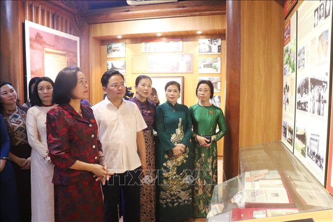 Phó Chủ tịch Quốc hội Nguyễn Thị Thanh (ngoài cùng bên trái) cùng các đồng chí lãnh đạo tỉnh và đại biểu thăm Nhà lưu niệm đồng chí Lê Quang Đạo, thành phố Từ Sơn. Ảnh: Thanh Thương- TTXVN