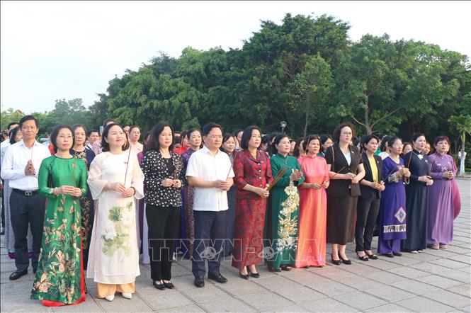 Phó Chủ tịch Quốc hội Nguyễn Thị Thanh cùng các đồng chí lãnh đạo tỉnh và đại biểu dâng hương tưởng niệm đồng chí Lê Quang Đạo. Ảnh: Thanh Thương- TTXVN