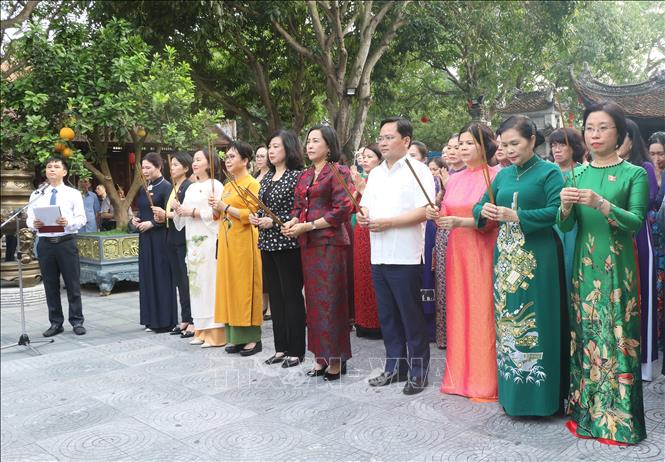 Phó Chủ tịch Quốc hội Nguyễn Thị Thanh (thứ 5 từ phải) cùng các đồng chí lãnh đạo tỉnh và đại biểu dâng hương tại Đền Đô. Ảnh: Thanh Thương- TTXVN