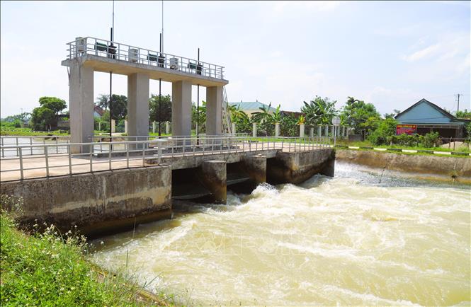 Sông Đào qua hệ thống cầu, cống trên địa bàn huyện Yên Thành có dòng chảy mạnh, lưu lượng nước lớn do được dồn nước từ thượng lưu. Ảnh: Xuân Tiến - TTXVN 
