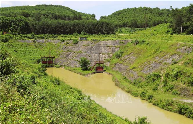 Sông Đào phân 2 nhánh chìm sâu, xuyên qua chiều dài hàng trăm mét trong lòng rú đất ngăn cách giữa 2 xã Hòa Sơn và Đại Thành (huyện Đô Lương, Nghệ An). Ảnh: Xuân Tiến - TTXVN 