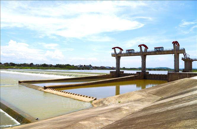 Công trình thủy lợi đập Bara Đô Lương (xây dựng từ năm 1933 đến năm 1937) có chiều dài 345m chặn dòng chảy sông Lam, làm mực nước dâng cao hơn 10m so với mực nước biển để đổ vào sông Đào. Ảnh: Xuân Tiến - TTXVN 