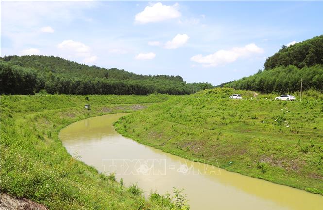 Sông Đào lặng lẽ chở nặng phù sa trôi qua những vùng có địa hình đồi, núi cao của huyện Đô Lương trước khi chảy vào địa bàn huyện Yên Thành, Diễn Châu. Ảnh: Xuân Tiến - TTXVN 
