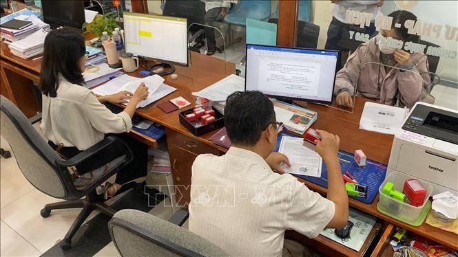 Các cán bộ, công chức phường An Hải Nam khẩn trương hỗ trợ các trường hợp hồ sơ chứng thực trong mô hình 