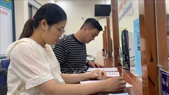 Anh Nguyễn Việt Luân cùng bạn gái hoàn thành thủ tục đăng ký kết hôn tại phường sau giờ làm việc hành chính theo mô hình 