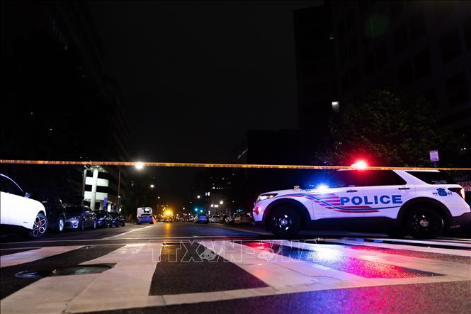 Hiện trường vụ nổ súng bên ngoài bảo tàng Do Thái ở Washington D.C., Mỹ, ngày 22/5/2025. Ảnh: THX/TTXVN
