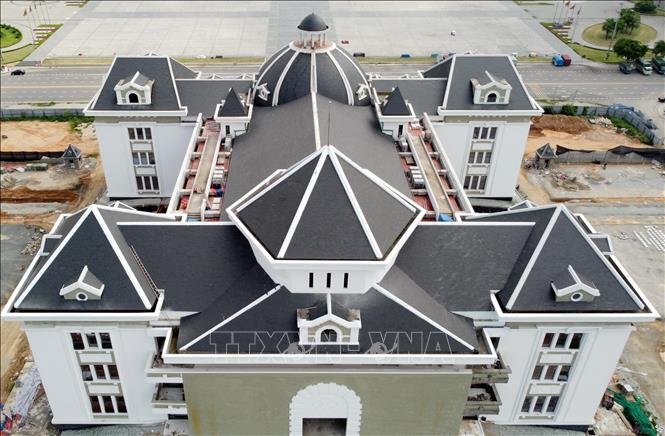 Công trình Nhà Văn hóa nghệ thuật tỉnh Phú Thọ mang phong cách hiện đại, kết hợp với hoa văn chạm khắc từ thời đại Hùng Vương, mang đậm yếu tố lịch sử. Ảnh: Tạ Toàn - TTXVN