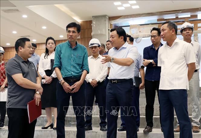 Lãnh đạo UBND tỉnh Phú Thọ kiểm tra tiến độ và yêu cầu Sở Văn hoá, Thể thao và Du lịch phối hợp với các sở, ban, ngành liên quan triển khai thực hiện dự án, sớm đưa vào sử dụng. Ảnh: Tạ Toàn - TTXVN