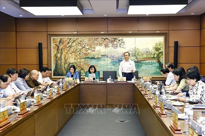 Đoàn đại biểu Quốc hội TP Hà Nội thảo luận ở tổ. Ảnh: Doãn Tấn - TTXVN
