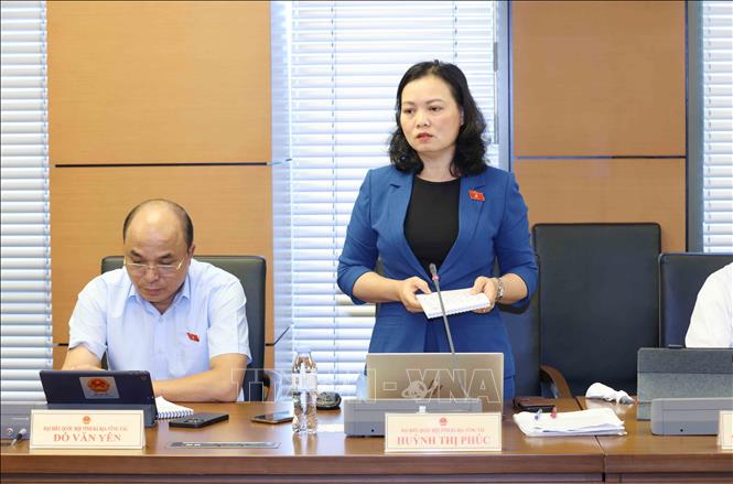 Đại biểu Quốc hội tỉnh Bà rịa - Vũng tàu Huỳnh Thị Phúc thảo luận ở tổ. Ảnh: Phương Hoa – TTXVN