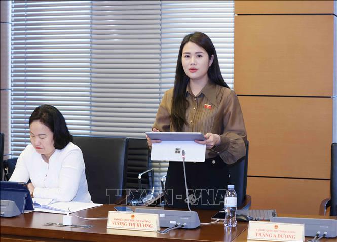 Đại biểu Quốc hội tỉnh Hà Giang Vương Thị Hương thảo luận ở tổ. Ảnh: Phương Hoa – TTXVN