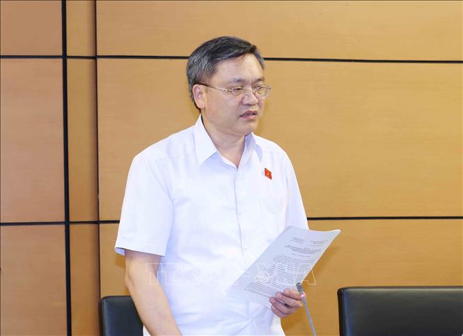 Đại biểu Quốc hội tỉnh Sơn La Quàng Văn Hương thảo luận ở tổ. Ảnh: Phương Hoa – TTXVN