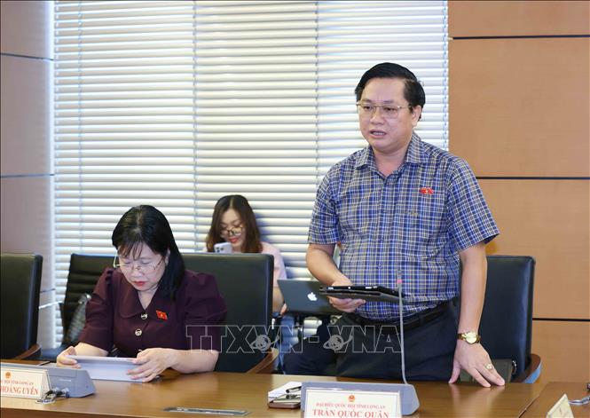 Đại biểu Quốc hội tỉnh Long An Trần Quốc Quân thảo luận ở tổ. Ảnh: Phương Hoa – TTXVN