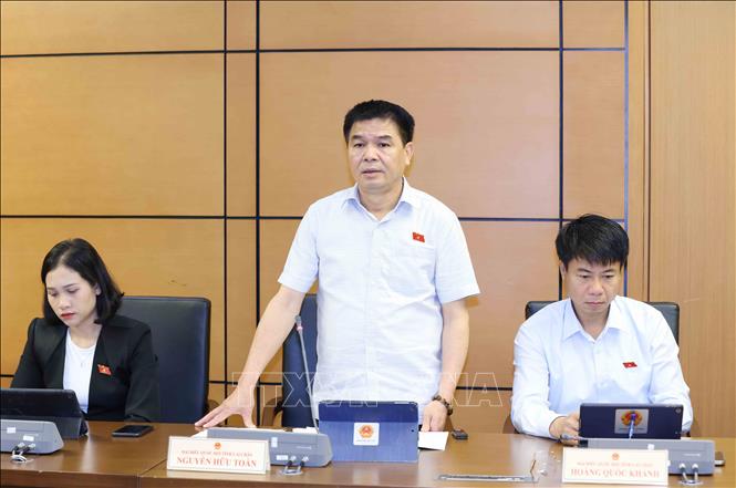 Đại biểu Quốc hội tỉnh Lai Châu Nguyễn Hữu Toàn thảo luận ở tổ. Ảnh: Phương Hoa – TTXVN