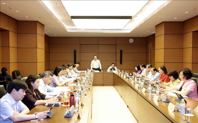 Đoàn đại biểu Quốc hội các tỉnh Hoà Bình, Tây Ninh, Bến Tre thảo luận ở tổ. Ảnh: Phương Hoa – TTXVN
