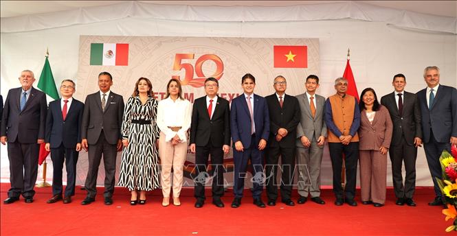 Đại sứ Nguyễn Văn Hải cùng đại diện khách mời tại lễ kỷ niệm. Ảnh: Phi Hùng - PV TTXVN tại Mexico