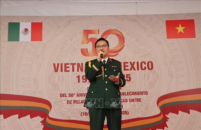 Đại diện cơ quan Tùy viên quốc phòng Việt Nam tại Mexico tham dự sự kiện. Ảnh: Phi Hùng - PV TTXVN tại Mexico