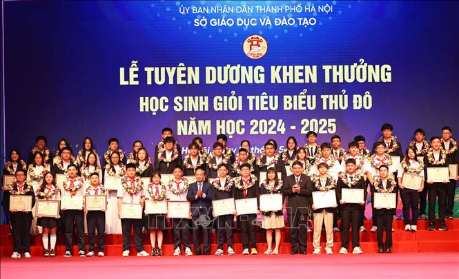 Trao Bằng khen của Bộ GD&ĐT, UBND thành phố Hà Nội cho các học sinh đạt thành tích cao trong các kỳ thi học sinh giỏi quốc tế, giải Nhất kỳ thi học sinh giỏi các môn văn hóa cấp Quốc gia; giải Nhất tại Cuộc thi Khoa học kỹ thuật dành cho học sinh trung học năm học 2024 – 2025; Giải nhất Cuộc thi 