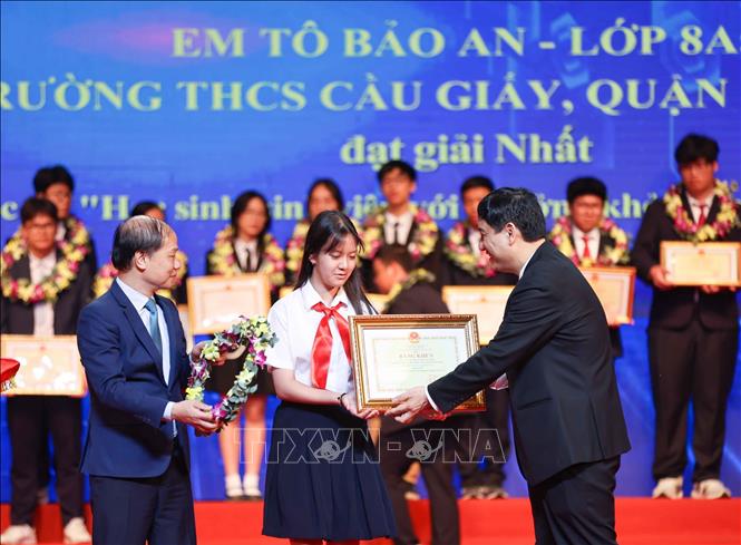 Tô Bảo An, học sinh lớp 8A5, Trường THCS Cầu Giấy (Cầu Giấy, Hà Nội), đoạt giải Nhất tại Cuộc thi 