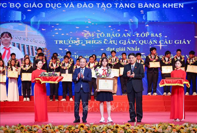 Tô Bảo An, học sinh lớp 8A5, Trường THCS Cầu Giấy (Cầu Giấy, Hà Nội), đoạt giải Nhất tại Cuộc thi 