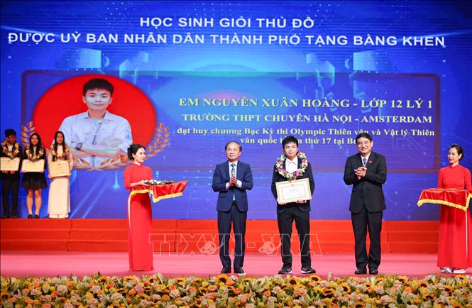 Trao Bằng khen của Bộ GD&ĐT, UBND thành phố Hà Nội cho các học sinh đạt thành tích cao trong các kỳ thi học sinh giỏi quốc tế, giải Nhất kỳ thi học sinh giỏi các môn văn hóa cấp Quốc gia; giải Nhất tại Cuộc thi Khoa học kỹ thuật dành cho học sinh trung học năm học 2024 – 2025; Giải nhất Cuộc thi 