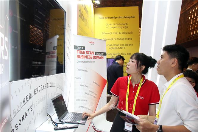 Các đại biểu tham quan Triển lãm. Ảnh: Tiến Lực - TTXVN