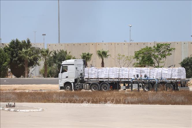 Xe tải chở hàng viện trợ tại khu vực cửa khẩu Kerem Shalom bên phía Israel ngày 20/5/2025. Ảnh: THX/TTXVN
