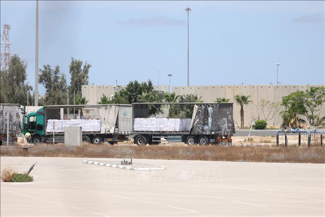 Xe tải chở hàng viện trợ tại khu vực cửa khẩu Kerem Shalom bên phía Israel ngày 20/5/2025. Ảnh: THX/TTXVN