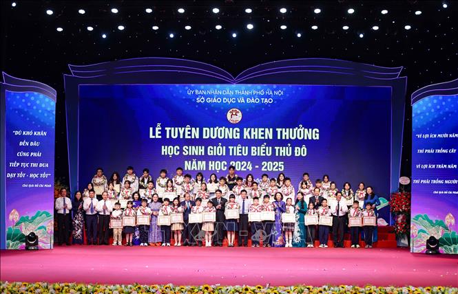 Trao giấy khen của Giám đốc Sở Giáo dục và Đào tạo Hà Nội cho 50 học sinh có thành tích tiêu biểu, xuất sắc trong học tập đại diện cho các quận, huyện, thị xã và các đơn vị trực thuộc. Ảnh: Thanh Tùng - TTXVN