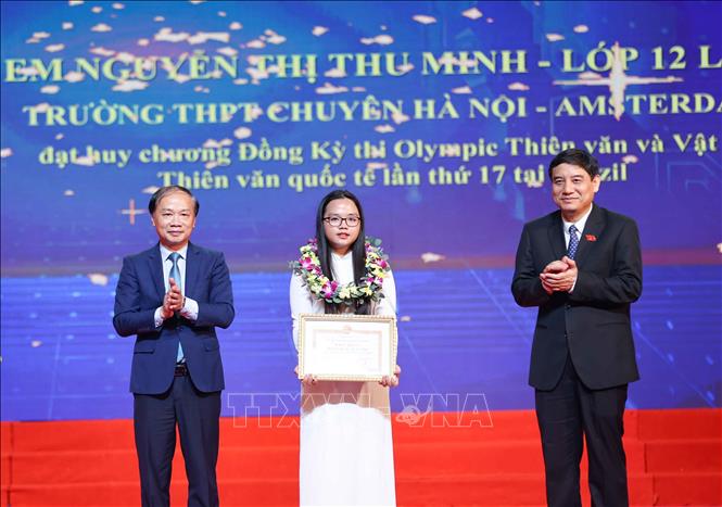 Trao Bằng khen của Bộ GD&ĐT, UBND thành phố Hà Nội cho các học sinh đạt thành tích cao trong các kỳ thi học sinh giỏi quốc tế, giải Nhất kỳ thi học sinh giỏi các môn văn hóa cấp Quốc gia; giải Nhất tại Cuộc thi Khoa học kỹ thuật dành cho học sinh trung học năm học 2024 – 2025; Giải nhất Cuộc thi 