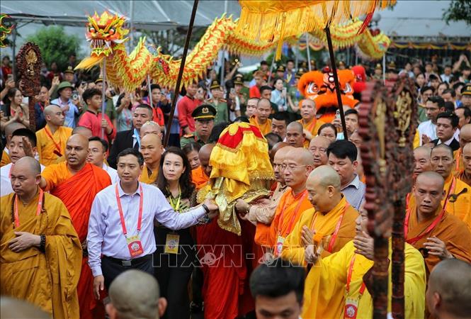 Cung rước Xá lợi Phật về chùa Phúc Sơn. Ảnh: Danh Lam - TTXVN 