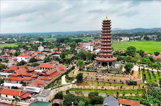 Bảo tháp cao 13 tầng, bên trong có Phật ngọc quý hiếm là điểm nhấn của Phúc Sơn tự. Ảnh: Danh Lam -TTXVN 