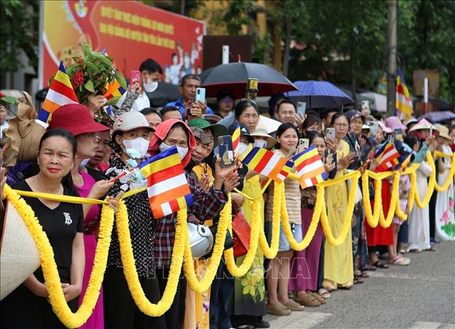 Người dân hai bên đường nghênh đón đoàn cung rước. Ảnh: Danh Lam - TTXVN 
