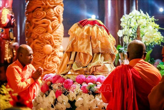 Xá lợi Phật được tôn trí tại chùa Phúc Sơn và tổ chức các nghi thức đạo Phật. Ảnh: Danh Lam - TTXVN 