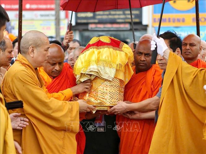 Cung rước Xá lợi Phật về chùa Phúc Sơn. Ảnh: Danh Lam - TTXVN 
