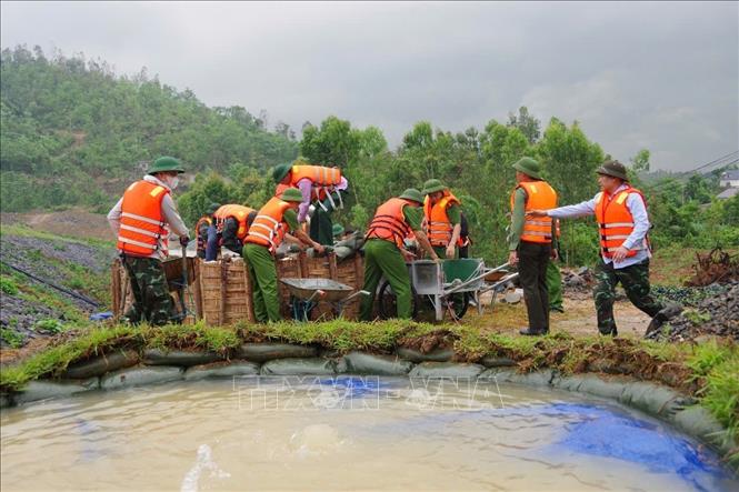 Hoạt động diễn tập xử lý mạch đùn, mạch sủi tại chân đập Bàn Long, xã Minh Quang, huyện Tam Đảo. Ảnh: Hoàng Hùng - TTXVN 
