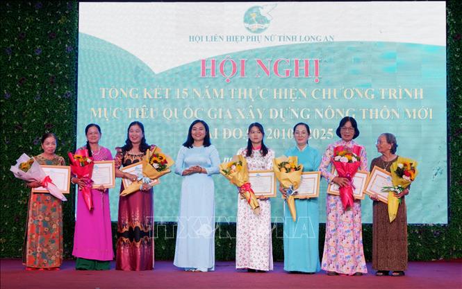 Chủ tịch Hội LHPN tỉnh Long An Lê Thị Cẩm Tú trao Bằng khen cho các tập thể, cá nhân thực hiện tốt chương trình “Mẹ đỡ đầu”. Ảnh: Đức Hạnh - TTXVN