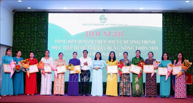Trao Bằng khen cho các tập thể, cá nhân có thành tích tốt trong xây dựng nông thôn mới. Ảnh: Đức Hạnh - TTXVN