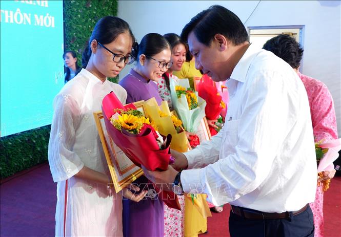 Phó Trưởng ban Tuyên giáo và Dân vận Tỉnh ủy Long An Nguyễn Việt Cường trao Bằng khen cho cá nhân có thành tích tốt. Ảnh: Đức Hạnh - TTXVN