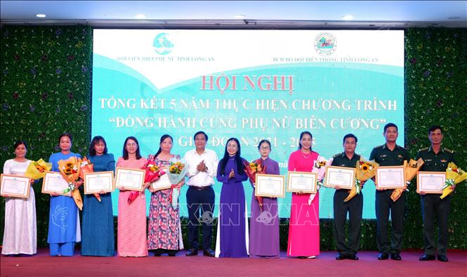Các cá nhân có thành tích tốt trong thực hiện chương trình “Đồng hành cùng phụ nữ biên cương” giai đoạn 2021 - 2025. Ảnh: Đức Hạnh - TTXVN