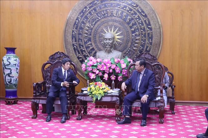 Ôg Kume Kunihide, Chủ tịch JCCH và Phó Chủ tịch UBND Long An - Huỳnh Văn Sơn trao đổi về các hoạt động đầu tư. Ảnh: Bùi Giang - TTXVN