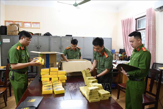 Lực lượng chức năng thu giữ tang vật vụ án. TTXVN phát
