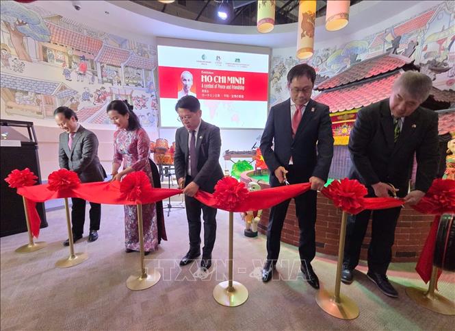 Cutting the ribbons to open the exhibition. VNA Photo: Nguyễn Tuyến 