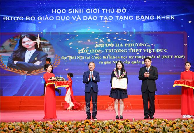 Đỗ Hà Phương, học sinh lớp 12D2, Trường THPT Việt Đức (Hoàn Kiếm, Hà Nội), đoạt giải Nhì tại Cuộc thi Khoa học kỹ thuật quốc tế (ISEF 2025) và đoạt giải Nhất Cuộc thi Khoa học kỹ thuật cấp quốc gia được tuyên dương, khen thưởng. Ảnh: Thanh Tùng - TTXVN