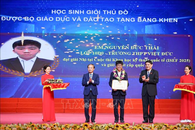 Nguyễn Đức Thái, học sinh lớp 10D0, Trường THPT Việt Đức (Hoàn Kiếm, Hà Nội), đoạt giải Nhì tại Cuộc thi Khoa học kỹ thuật quốc tế (ISEF 2025) và đoạt giải Nhất Cuộc thi Khoa học kỹ thuật cấp quốc gia được tuyên dương, khen thưởng. Ảnh: Thanh Tùng - TTXVN
