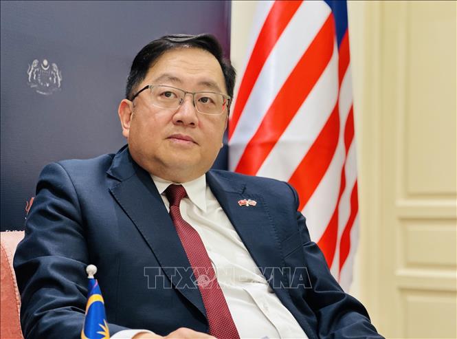 Đại sứ Malaysia tại Việt Nam Dato' Tan Yang Thai trả lời phỏng vấn của phóng viên TTXVN về nội dung liên quan đến chuyến công tác của Thủ tướng Phạm Minh Chính. Ảnh: Việt Đức - TTXVN