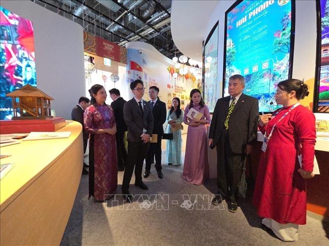 Delegates at the exhibition. VNA Photo: Nguyễn Tuyến 