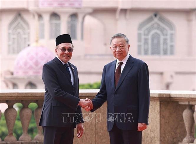 Thủ tướng Malaysia Anwar Ibrahim và Phu nhân chủ trì lễ đón trọng thể Tổng Bí thư Tô Lâm và Phu nhân thăm chính thức Malaysia từ ngày 21-23/11/2024. Ảnh: Thống Nhất – TTXVN