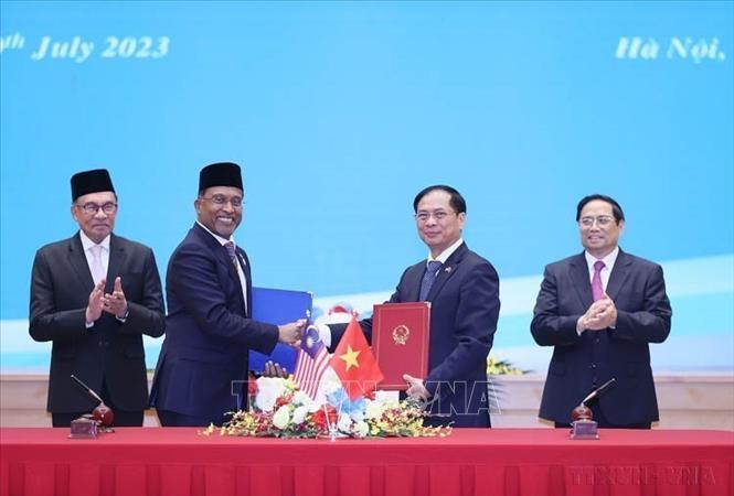 Thủ tướng Phạm Minh Chính và Thủ tướng Anwar Ibrahim chứng kiến lễ ký Biên bản Kỳ họp lần thứ 7 Ủy ban hỗn hợp và Hợp tác Kinh tế, Khoa học và Kỹ thuật Việt Nam – Malaysia (Hà Nội, 20/7/2023). Ảnh: Dương Giang-TTXVN